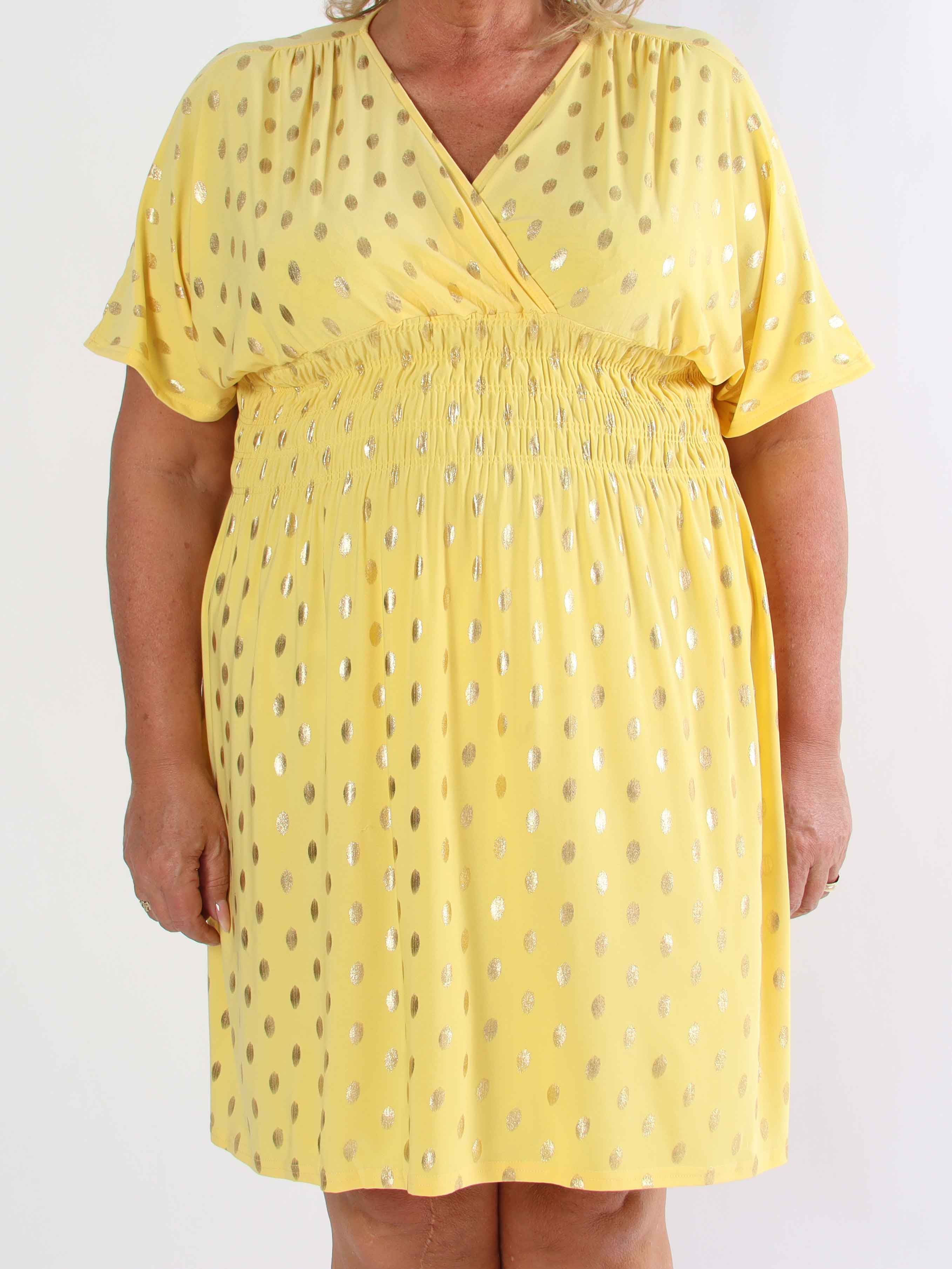 Pams Dot Short - Elastisk klänning i plus size med guldprickar